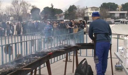Bursa'da düzenlenen festivalde 1 ton hamsi dağıtıldı
