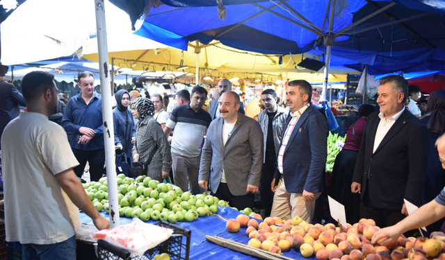 Bursa'da Başkan Oktay Yılmaz ve Mustafa Varank, Semt Pazarı Esnafıyla Görüştü