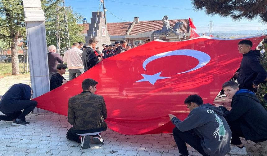 Bilecik'te Cumhuriyetin 101. Yılı ve Şehitler İçin Gençlik Yürüyüşü Düzenlendi